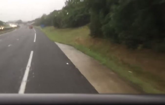 L’autista ha un colpo di sonno al volante e il bus esce di strada [VIDEO]