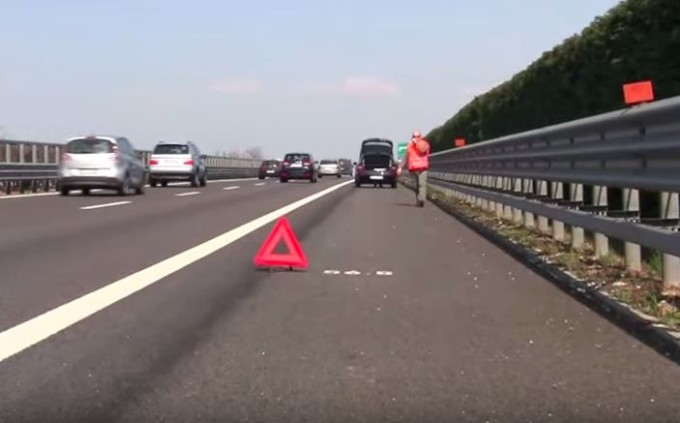 Corsia d’emergenza, il tutorial della Polizia Stradale sul suo corretto utilizzo [VIDEO]