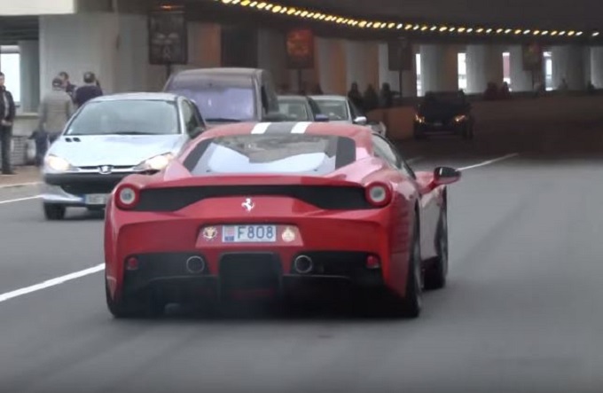 Supercar in parata rombano all’ingresso del tunnel del GP di Monaco di F1 [VIDEO]