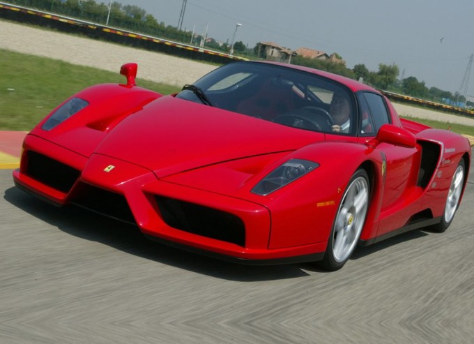 La Ferrari Enzo del Papa venduta all’asta per la cifra record di 6,05 milioni di dollari
