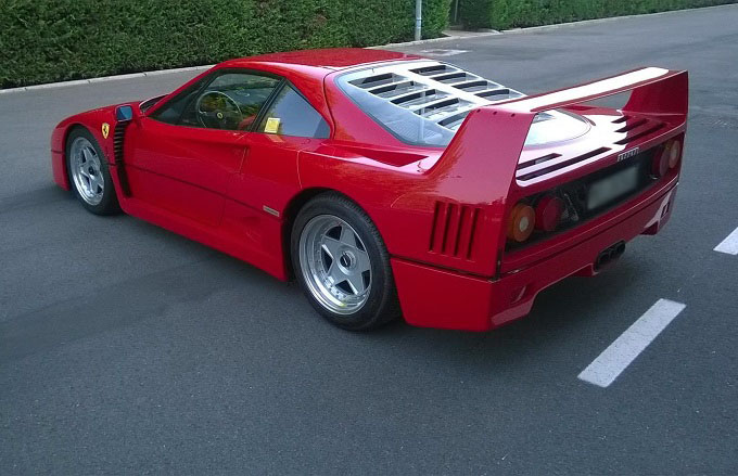 Ferrari F40 del 1992 venduta all’asta per la cifra record di 1.120.000 euro