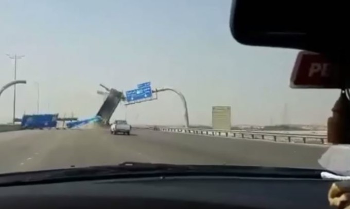 Clamoroso incidente: tir viaggia col cassone alzato e distrugge i cartelli stradali [VIDEO]