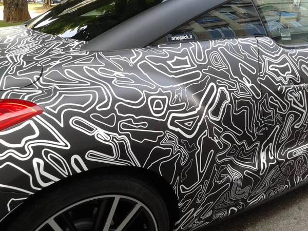 Peugeot RCZ R all’apparenza camuffata ma è solo un’originale livrea [FOTO]