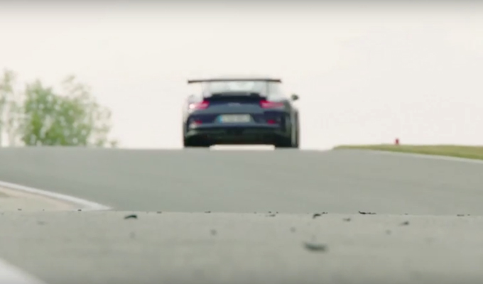 Porsche 911 GT3 RS: dinamica e potenza risaltano sull’asfalto [VIDEO]