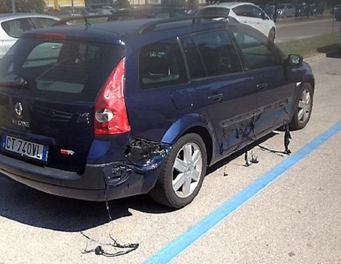 Caorle, l’auto si scioglie al sole per il troppo caldo [VIDEO]