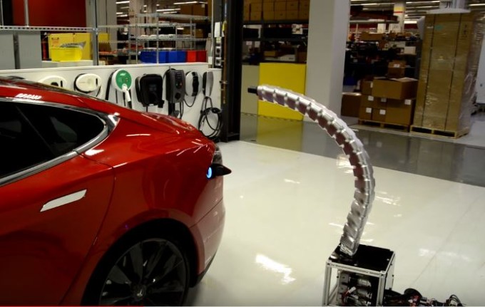 Tesla presenta il robot-serpente che ricarica l’auto elettrica [VIDEO]