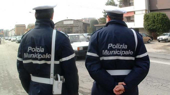 Vigili urbani insultati su Facebook, il comandante denuncia gli autori e il caso finisce in Procura