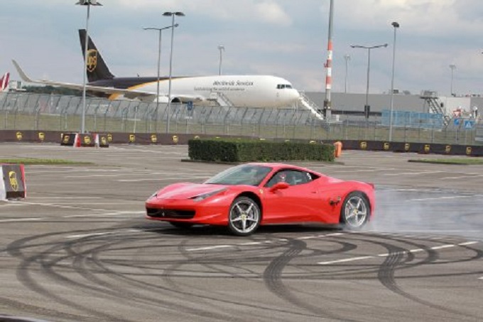 Ferrari 458, Sebastian Vettel regala “ciambelle” al pubblico di Colonia [VIDEO]