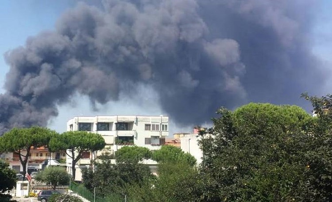 Giugliano (Na): 300 auto distrutte in un incendio