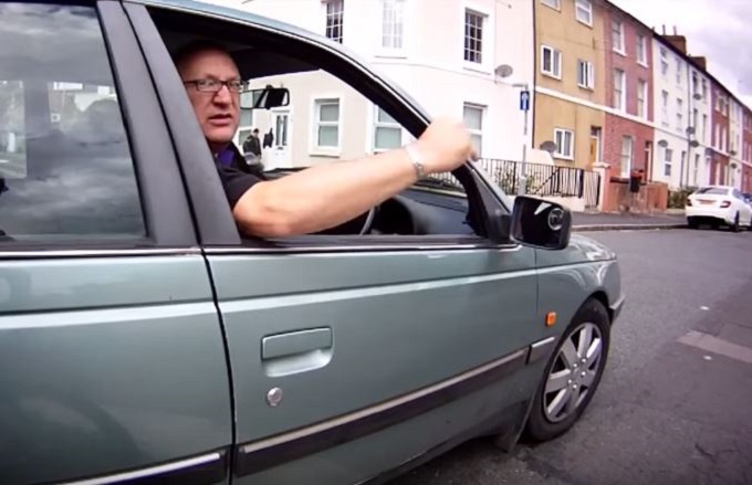 Accesa lite in strada tra ciclista e automobilista: l’inseguimento è con finale a sorpresa [VIDEO]