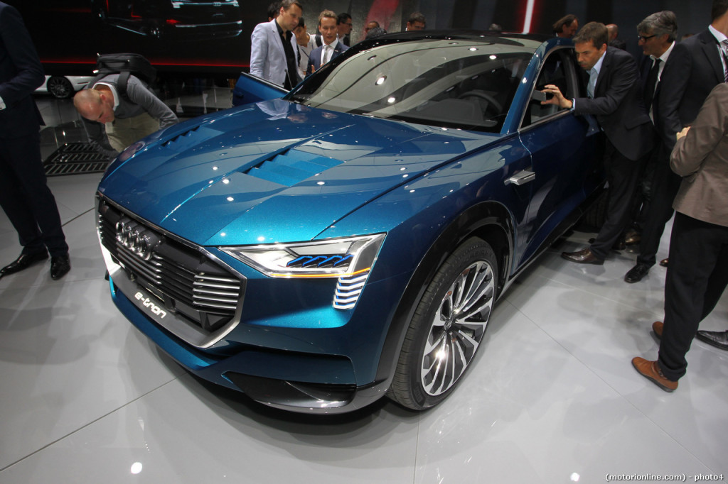 Audi e-tron quattro concept, SUV da più di 500 CV elettrici in mostra a Francoforte 2015 [FOTO LIVE]