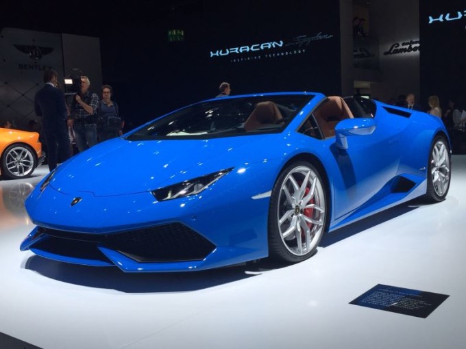 Lamborghini Huracan Spyder, la supercar del Toro si è aperta: FOTO LIVE da Francoforte