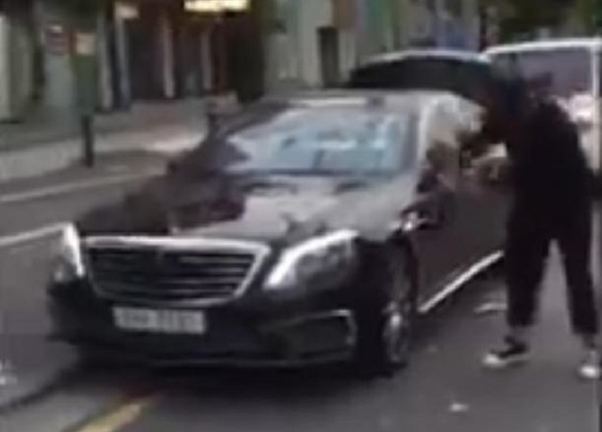 Mercedes S63 AMG presa a colpi di mazza da golf dal suo furioso proprietario [VIDEO]