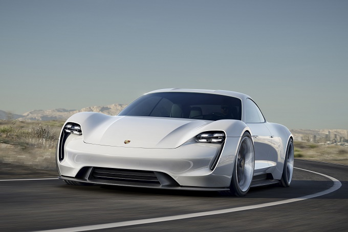 Porsche Mission E, un’anti-Tesla da 600 CV [FOTO]