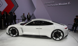 Porsche Mission E Concept Study: una breve immersione nell’abitacolo [VIDEO E FOTO]