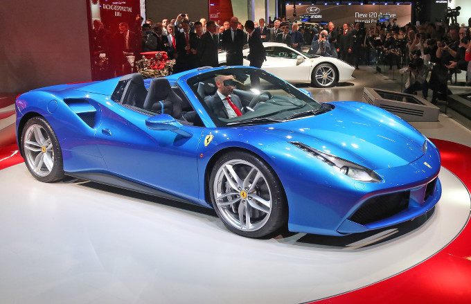 Ferrari 488 Spider: a cielo aperto tra i fiordi [VIDEO]