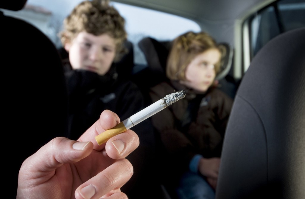 Regno Unito, il divieto di fumare in auto con minori a bordo è legge