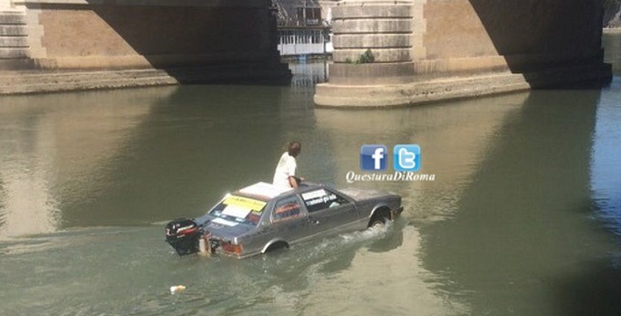 Maserati trasformata in natante: indisturbato naviga sul Tevere