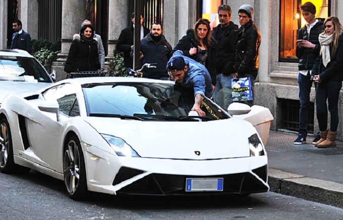 Icardi parcheggia la Lamborghini sul “posto disabili”, multato l’attaccante dell’Inter