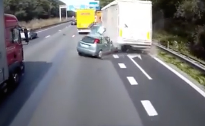 Ecco cosa può succedere quando si fa un sorpasso a destra in prossimità di una uscita autostradale [VIDEO]
