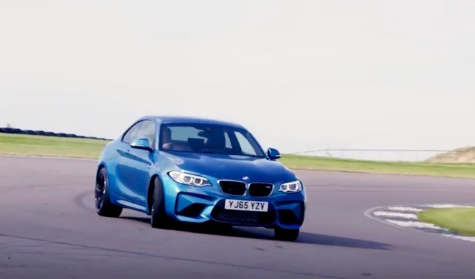 BMW M2 Coupé: le evoluzioni della nuova sportiva sul tracciato di Anglesey [VIDEO]