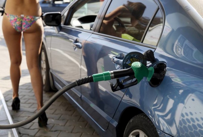 Kiev, rifornimento di carburante gratis se arrivi in bikini [VIDEO]