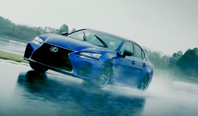 Lexus GS F: dinamismo a prova di pioggia [VIDEO]
