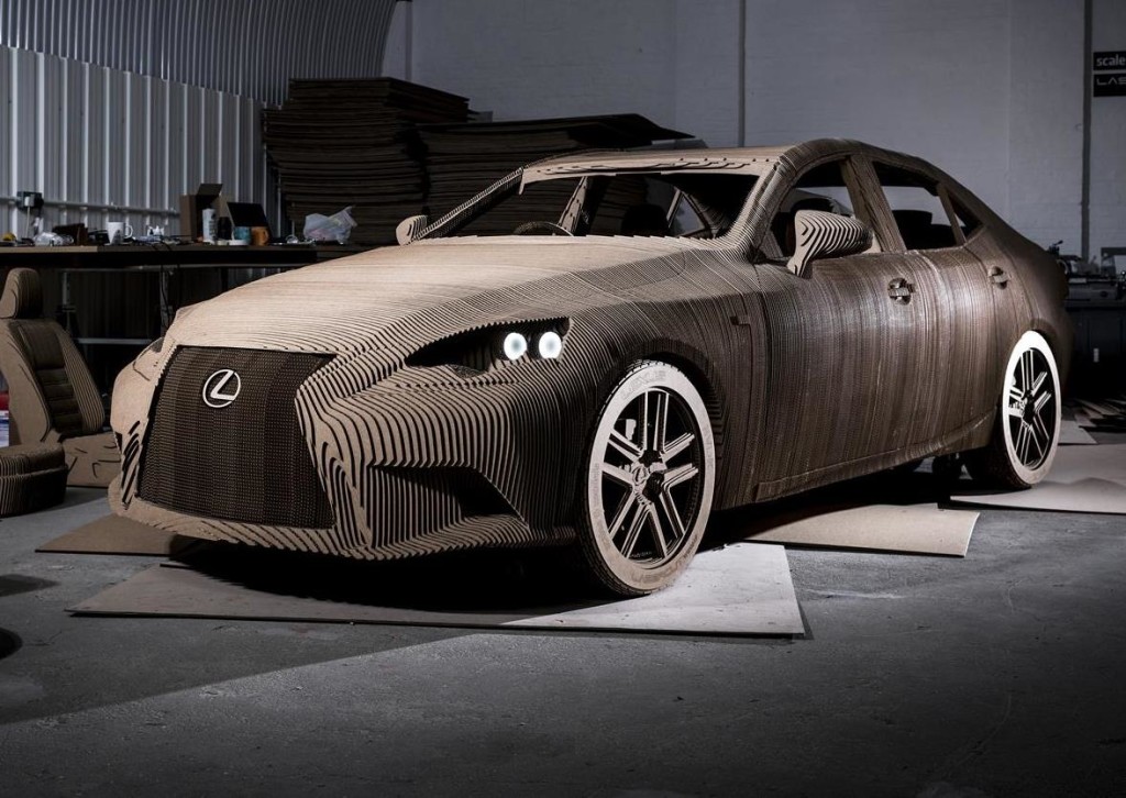Lexus IS Origami, replica in scala 1:1 fatta di cartone ma guidabile [FOTO e VIDEO]