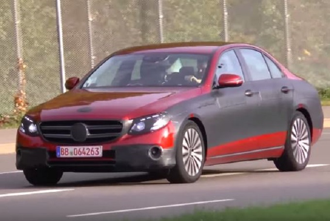 Nuova Mercedes Classe E: i prototipi berlina e station wagon filmati in Germania [VIDEO SPIA]