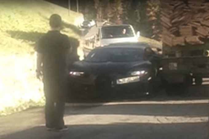Bugatti Chiron, un prototipo ci mostra il frontale mentre rischia di strisciare [VIDEO SPIA]