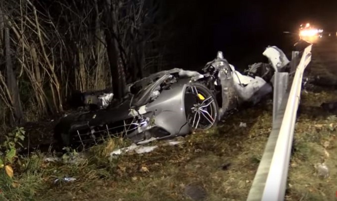 Ferrari FF va fuoristrada e s’incendia sull’Autobahn tedesca, morti i due occupanti