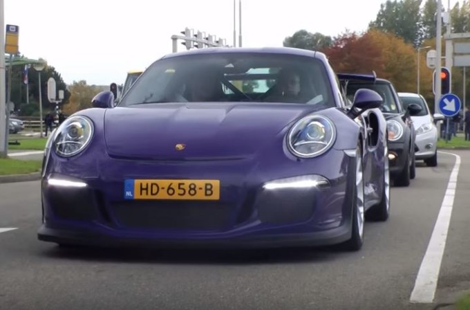 Porsche 911 GT3 RS, la super sportiva di Stoccarda alza la voce per strada [VIDEO]