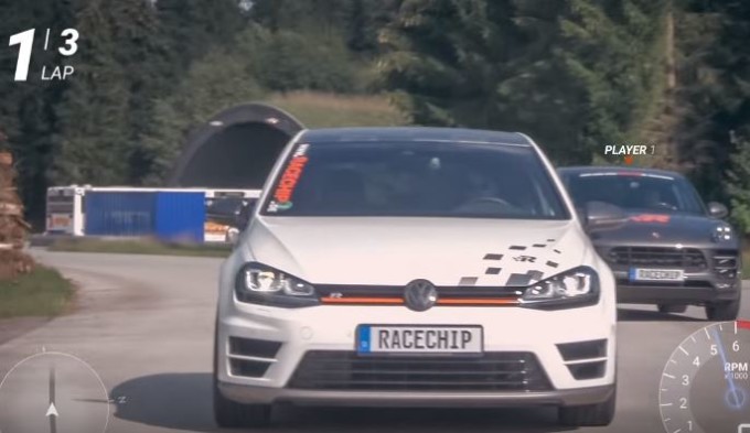 Volkswagen Golf R vs. Porsche Macan Turbo, la sfida in stile Need for Speed del tuner RaceChip [VIDEO]