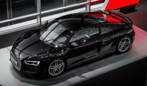 Audi R8 V10 Plus, nera come la notte in un set da urlo [FOTO]