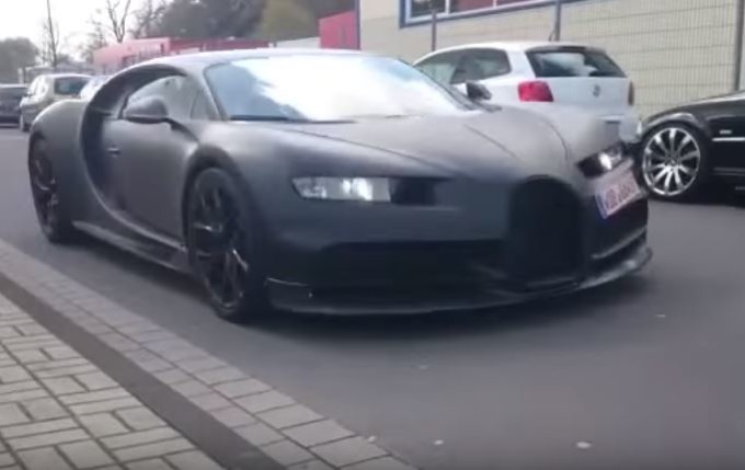 Bugatti Chiron: due prototipi filmati in strada in ottima compagnia [VIDEO SPIA]