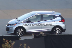 Chevrolet Bolt, immortalata la nuova compatta americana a spinta elettrica [FOTO SPIA]