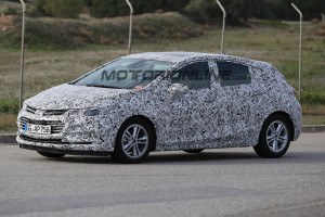 Chevrolet Cruze, catturato il prototipo della nuova versione hatchback [FOTO SPIA]