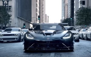 Dodge Viper ACR guida il corteo della “marcia imperiale” di Star Wars [VIDEO]