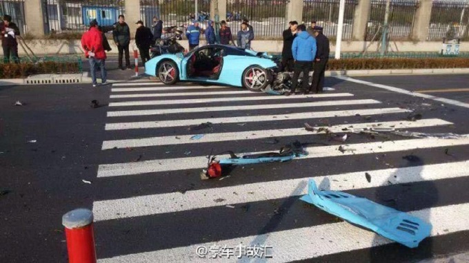 Ferrari 458 completamente distrutta in un incidente a Shanghai [FOTO]