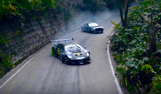 Lamborghini Murcielago vs Ford Mustang: sfida funambolica nella patria del drifting [VIDEO]