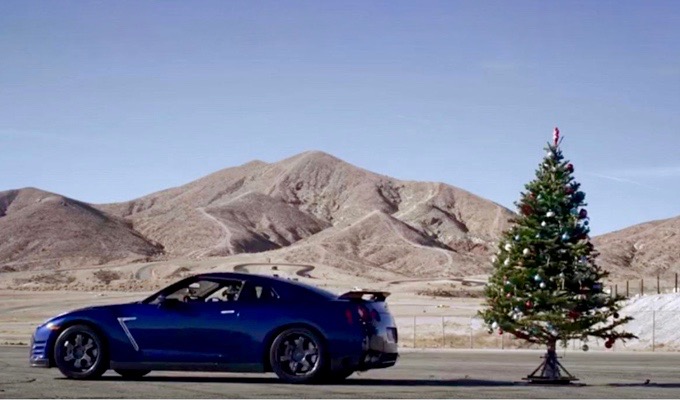 Nissan GT-R: un metodo veloce per togliere le decorazioni dall’albero [VIDEO]