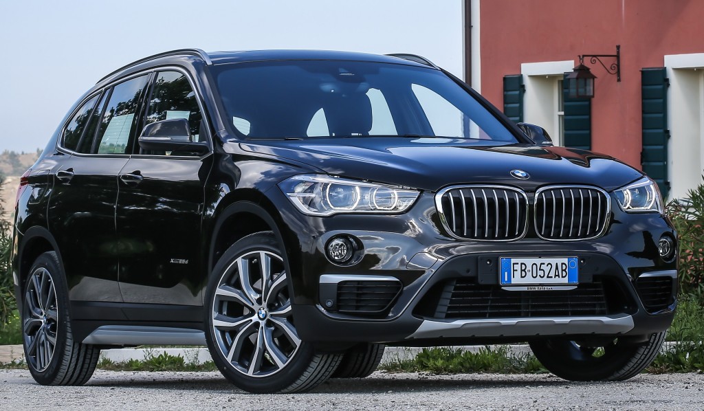 BMW X1 Urban Zipline, brivido estremo da tutto esaurito tra i grattaceli di Milano