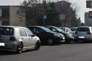 Parcheggio “selvaggio”: commette reato anche chi blocca altre auto