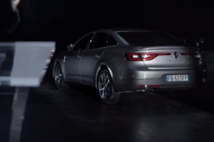 Renault Talisman, il sistema 4Control alla prova del fragile mondo di cristallo [VIDEO]