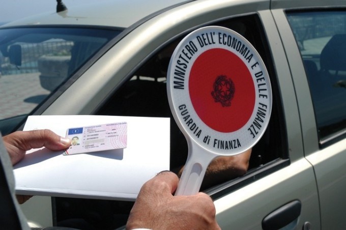 Patente, con tre multe in un anno si torna a scuola guida per rifare l’esame