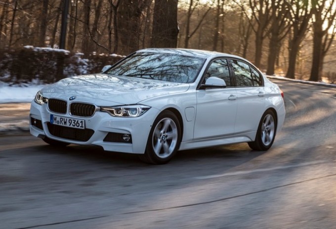 BMW 330e, la Serie 3 amica dell’ambiente col suo sistema ibrido plug-in [VIDEO]