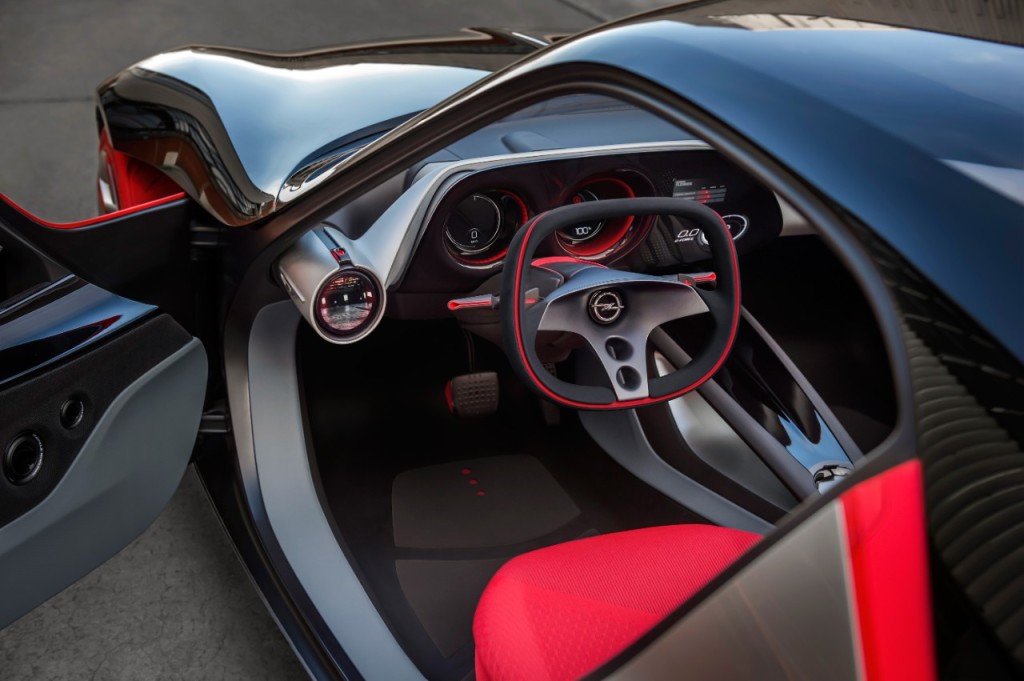 Opel GT Concept apre le porte: viaggio nel suo futuristico abitacolo [FOTO]