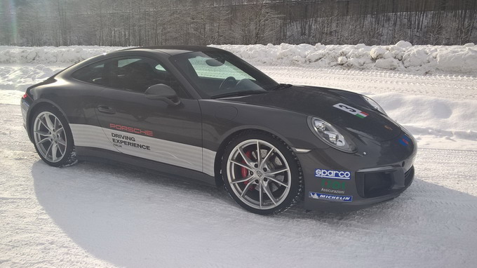 Porsche Driving Experience: l’emozione di domare sul ghiaccio i 420cv della 911