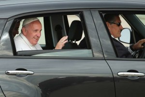 La Fiat 500L di Papa Francesco è all’asta: a un’ora dal termine siamo già a 300.000 dollari