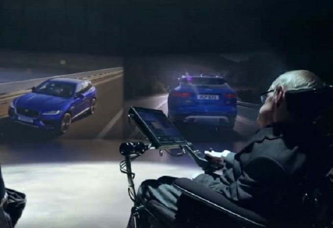 Jaguar F-Pace realizza il sogno da attore di Stephen Hawking [VIDEO]